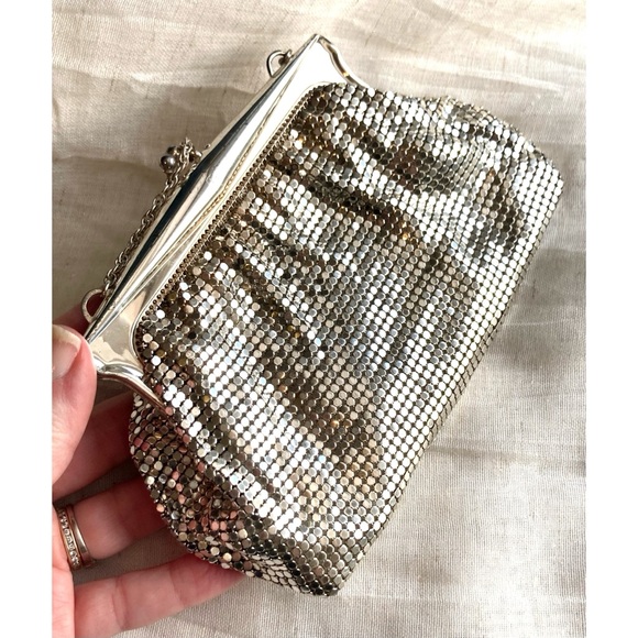 Vintage Whiting & Davis Silvertone Metal Mesh Mini Evening Bag Clutch Wristlet - Picture 17 of 17